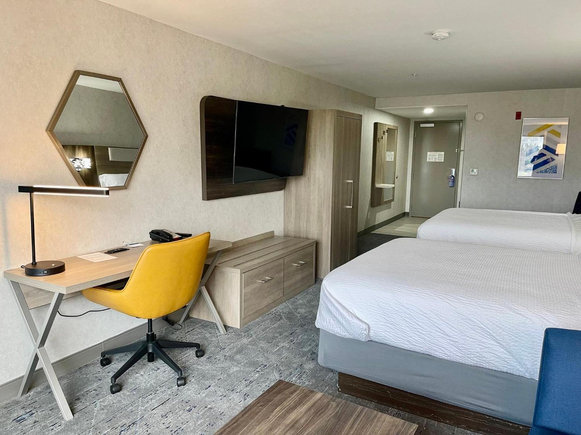 Holiday Inn Express Fresno Northwest - Herndon By Ihg Exterior photo